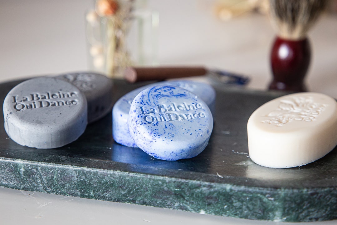 cosmetique-solide-bio-geneve shampoing et cosmétique solide dans une salle de bain